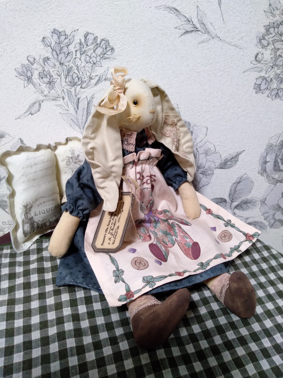 ピンクハウス　顔うさぎ付エプロンで、とても可愛いで〜す。 おてんばママ エプロン 保育士 保育エプロン おてんばママ