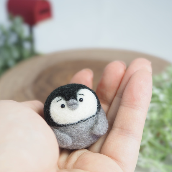 【受注製作】まゆペンギンのひな -薄目orぱっちりおめめ-　羊毛フェルト 1枚目の画像