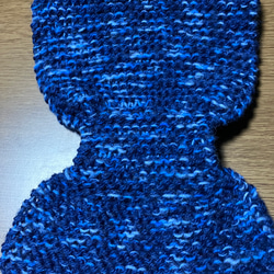 送料込み　手編みのミニマフラー(紺、水色ミックス色) 2枚目の画像