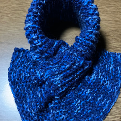 送料込み　手編みのミニマフラー(紺、水色ミックス色) 1枚目の画像