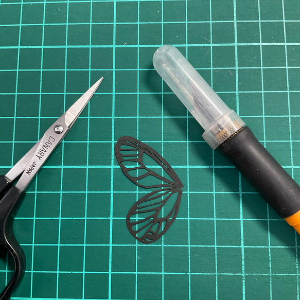 切り絵虫の羽ネックレス(ムラサキスカシジャノメ):ネイビー 12枚目の画像