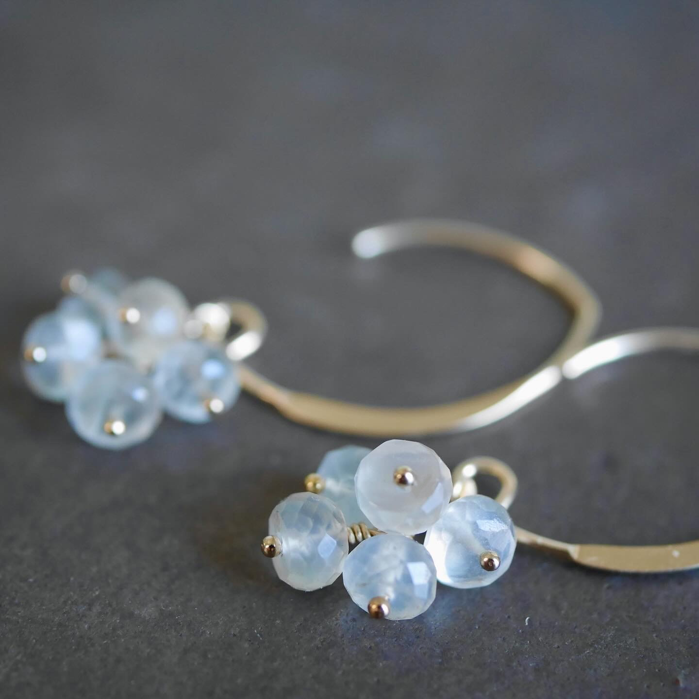 上品な輝き◇セイロングレームーンストーンのベリーピアス◇K14GF