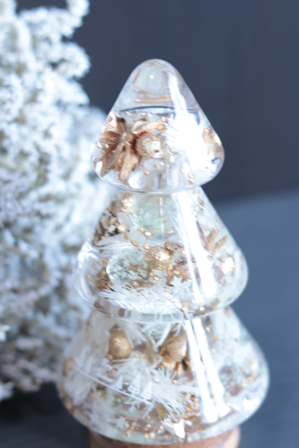 「ガラスに閉じ込めて」ホワイトX'masツリー～ほんのり光る硝子玉入り～クリスマス・誕生日・お祝い＊固まるハーバリウム 5枚目の画像