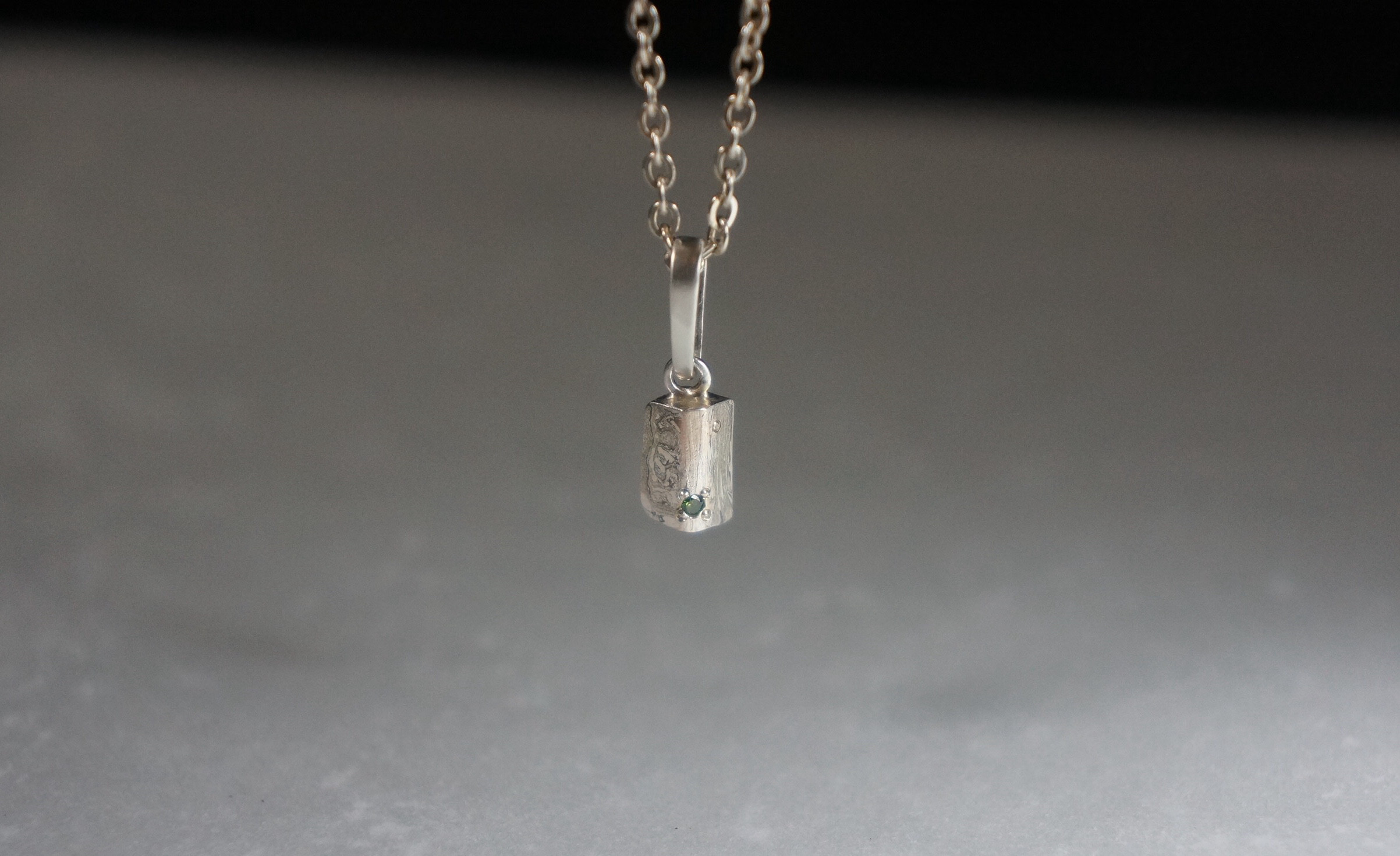 木目金とカラーダイヤのペンダント