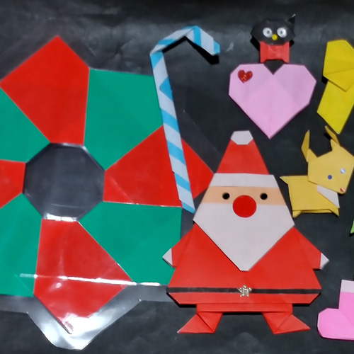 折り紙 クリスマスリース(約19㎝ ラミネート付)サンタクロース（高さ約