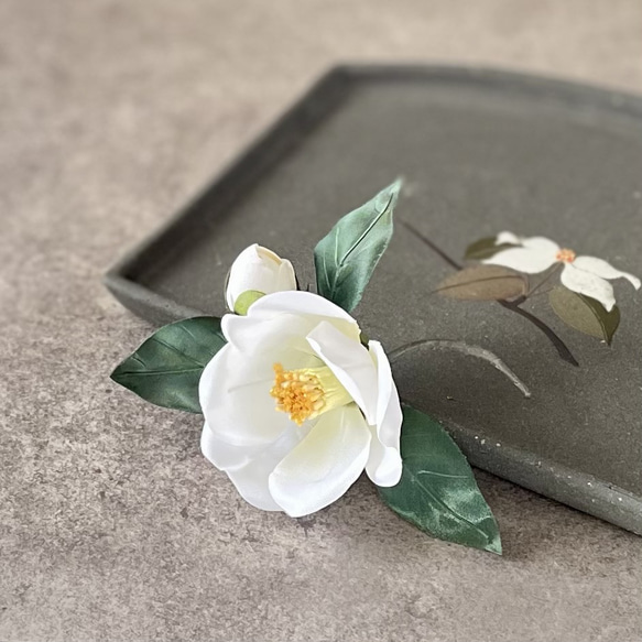 コサージュ(布花)髪飾り等にも☆ 布花髪飾りにも使える2way椿のコサージュ 白 コサージュ 布花工房