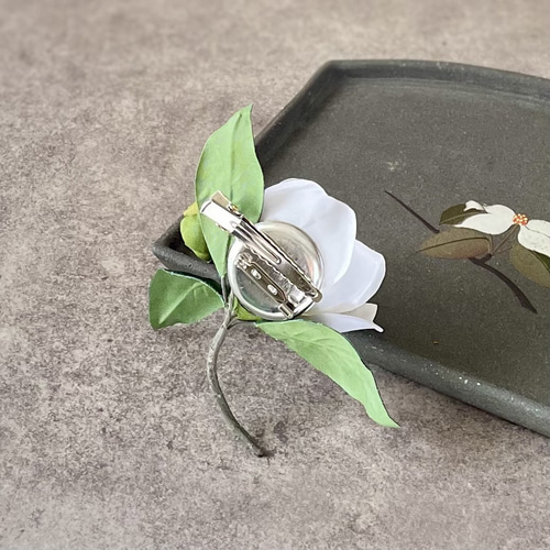 handmade 布花コサージュ 布花髪飾りにも使える2way椿のコサージュ 白 コサージュ 布花工房