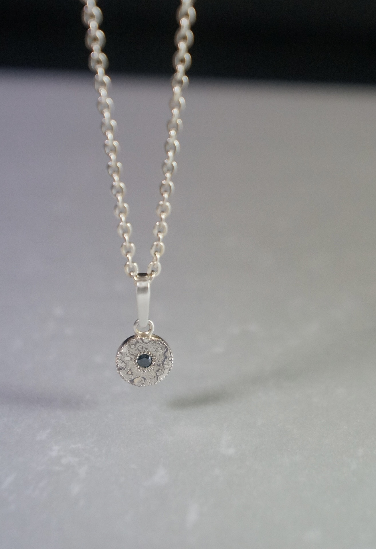 木目金とカラーダイヤのペンダント