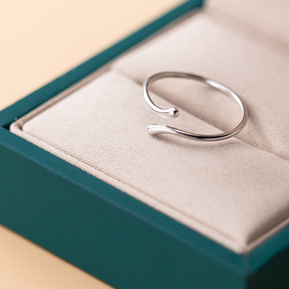 シルバー925  細め　華奢　シンプル　リング　指輪　silver925 フリーサイズ　大きさ調整可能　重ねつけ 1枚目の画像