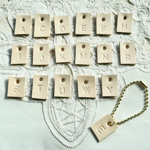 ゴールド】アルファベットレザータグ ボールチェーン ペットボトル