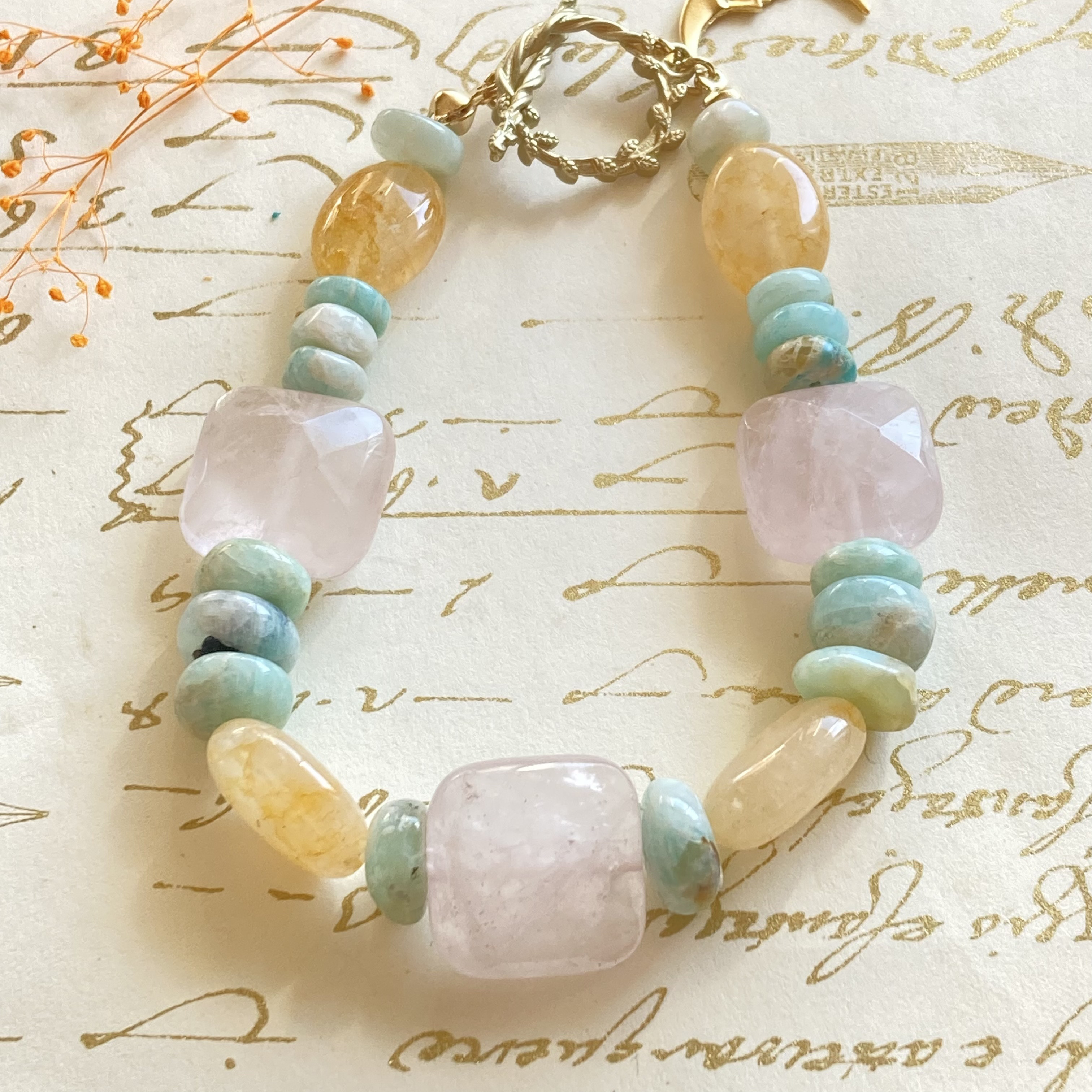 ローズクオーツとアマゾナイト、イエロージェイドの 組み合わせは、エジプトを思わせるエキゾチックな ブレスレット