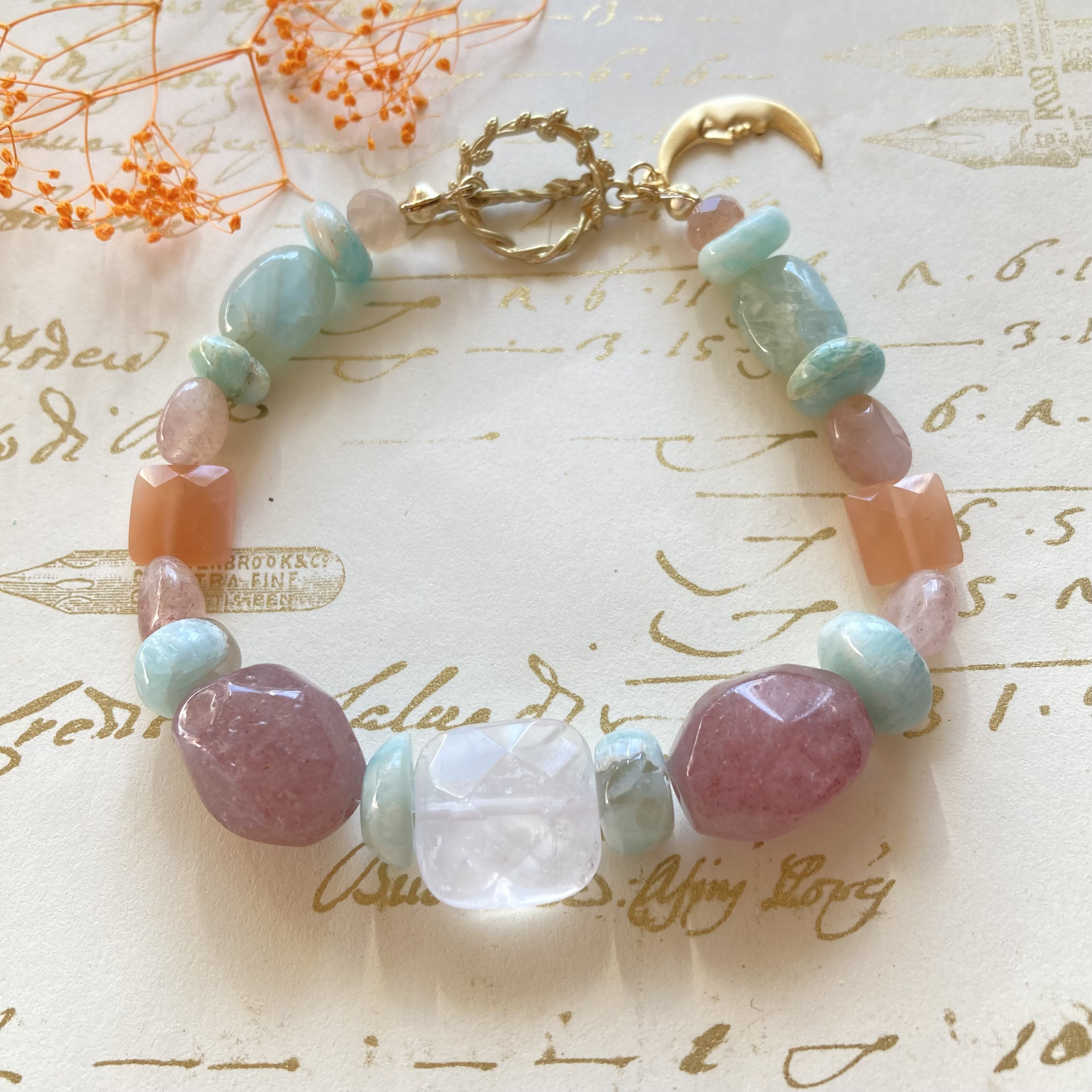 女性性開花のローズクオーツ　プラムクォーツ　オレンジムーンストーンのレムリアンカラーのブレスレット