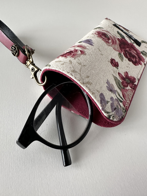 バッグにかけられるメガネケース ストラップ付き/大人可愛い薔薇 10枚目の画像