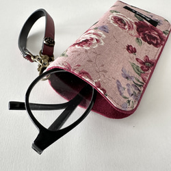 バッグにかけられるメガネケース ストラップ付き/大人可愛い薔薇 4枚目の画像