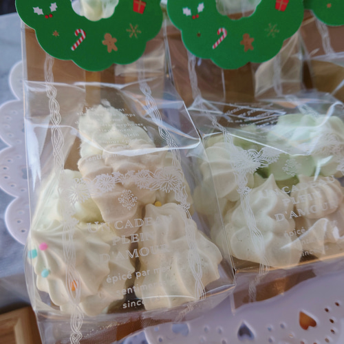 UZU様　メレンゲクッキー　焼き菓子　琥珀糖　クリスマス メレンゲクッキー焼き上がりました♪ クリスマス🎄にはメレンゲBOXが