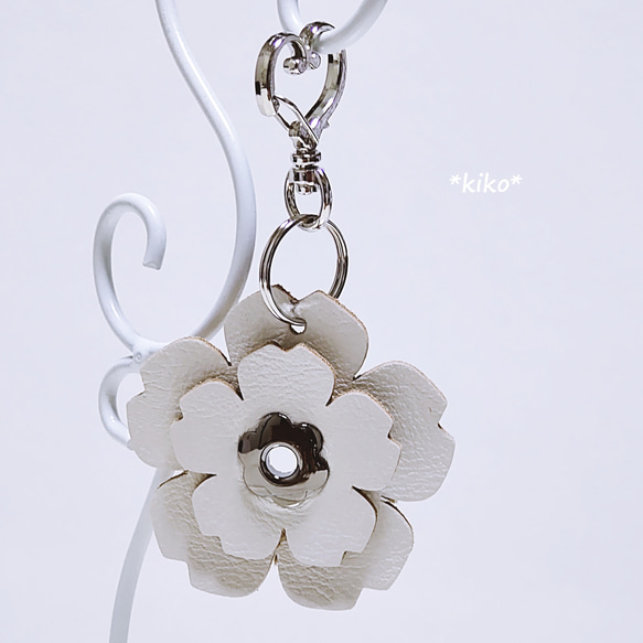 再販』本革✿白い花のキーホルダー/バッグチャーム/シルバーorゴールド