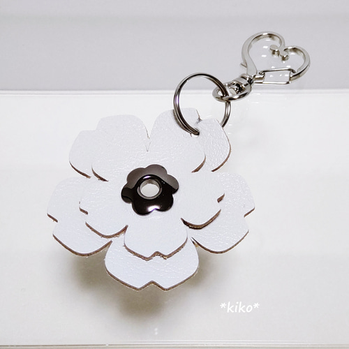 再販』本革✿白い花のキーホルダー/バッグチャーム/シルバーorゴールド