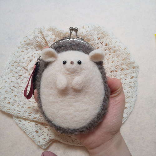 つぶらな瞳のぽっちゃりハリネズミさん がま口 羊毛フェルト がま口 
