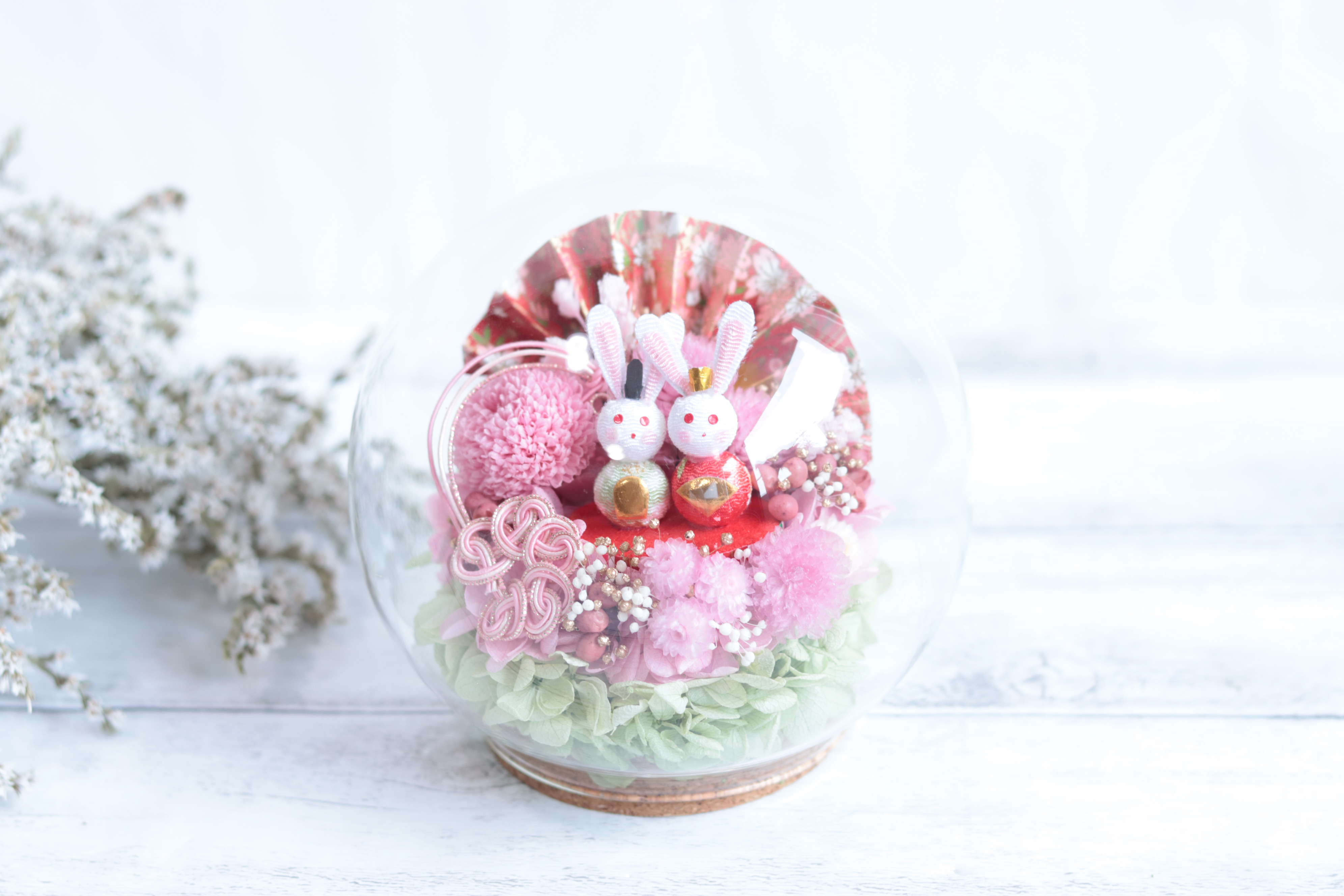 【納品日に御注意下さい】ぽってりウサギさんの雛祭り＊まぁるいコルクガラスドームＭ＊プリザープドフラワー