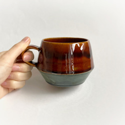 茶色と緑色のコーヒーカップ / マグカップ / 陶器 3枚目の画像