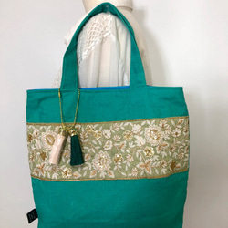 フレンチリネン100　インド刺繍リボン　トートバッグ②　30×25×6　クリーム系×グリーン　タッセル　豪華　刺繍リボン 9枚目の画像