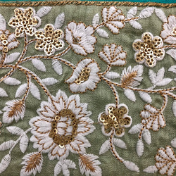 フレンチリネン100　インド刺繍リボン　トートバッグ②　30×25×6　クリーム系×グリーン　タッセル　豪華　刺繍リボン 11枚目の画像