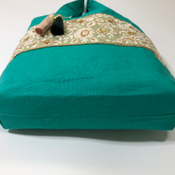 フレンチリネン100　インド刺繍リボン　トートバッグ②　30×25×6　クリーム系×グリーン　タッセル　豪華　刺繍リボン 5枚目の画像