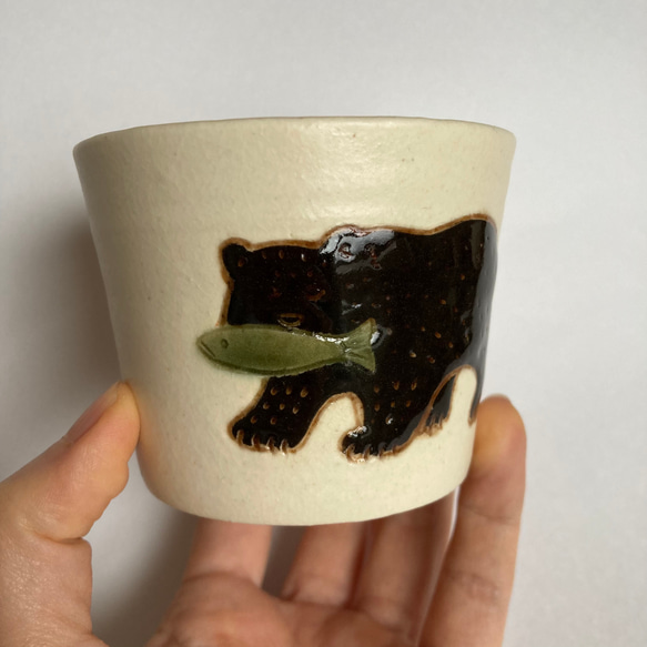 【再販予定】熊と鮭のフリーカップ(ホワイト)　そばちょこ / 陶器 3枚目の画像