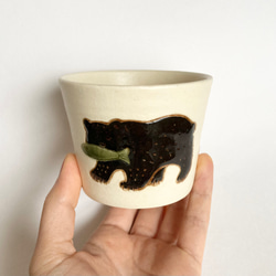 【再販予定】熊と鮭のフリーカップ(ホワイト)　そばちょこ / 陶器 1枚目の画像