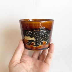 熊と鮭のフリーカップ(ブラウン)　そばちょこ / 陶器 1枚目の画像