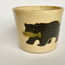 【再販予定】熊と鮭のフリーカップ(イエロー)　そばちょこ / 蕎麦猪口/小鉢/陶器 3枚目の画像