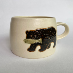 【再販予定】鮭と熊のマグカップ（ホワイト）　コーヒーカップ / 陶器 / クマ / くま 4枚目の画像