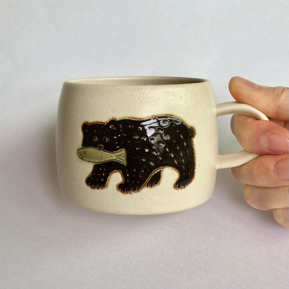 【再販予定】鮭と熊のマグカップ（ホワイト）　コーヒーカップ / 陶器 / クマ / くま 3枚目の画像