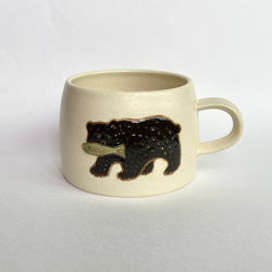 再販予定】鮭と熊のマグカップ（ホワイト） コーヒーカップ / 陶器