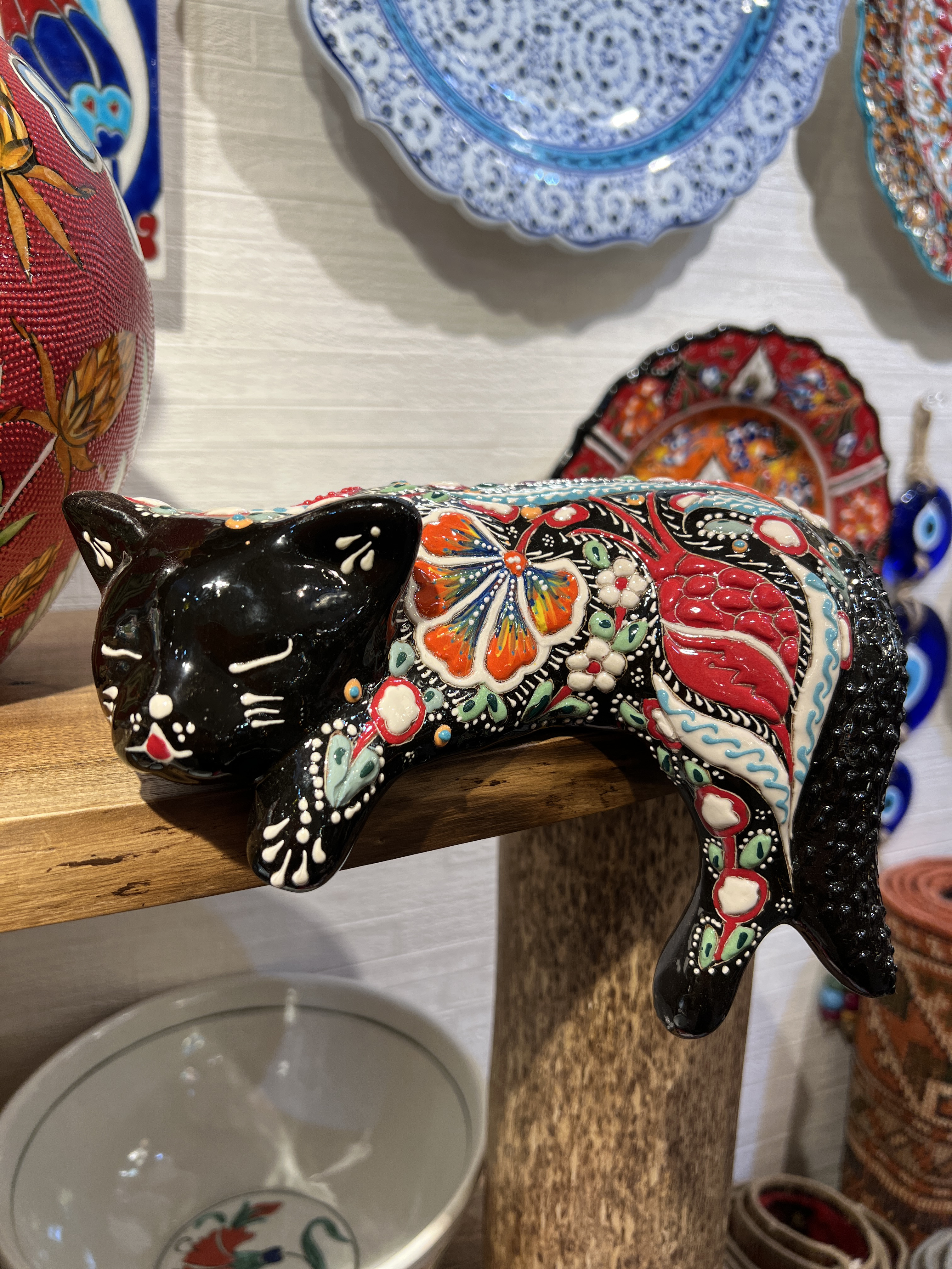 トルコ　華やかな模様のセラミック製　猫　(角掛け)K-2