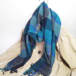 紺とグリーンの 秋冬物 大判ストール 手織り 3枚目の画像