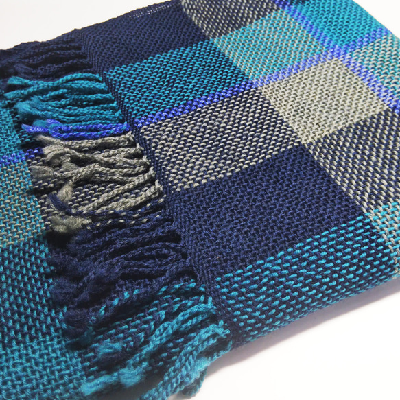 紺とグリーンの 秋冬物 大判ストール 手織り 2枚目の画像