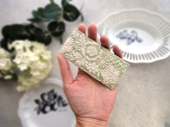 刺繡リボンのクリップ/バレッタ ■ フィンランドの花畑 ■ F　ライトグリーン×クリーム色刺繍 4枚目の画像