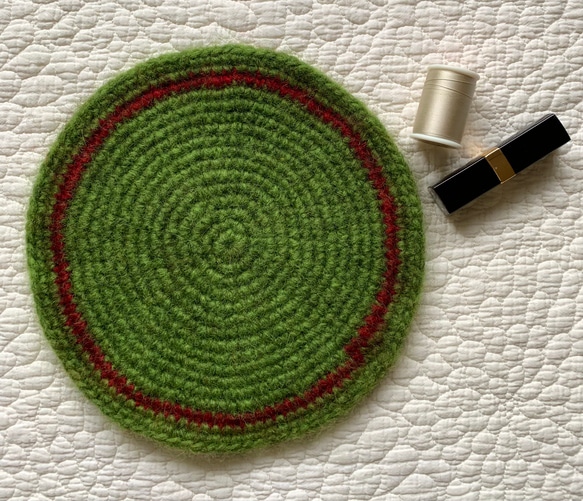 エストニアの無撚毛糸で作った小さな敷き物・コースター　グリーンリング 1枚目の画像