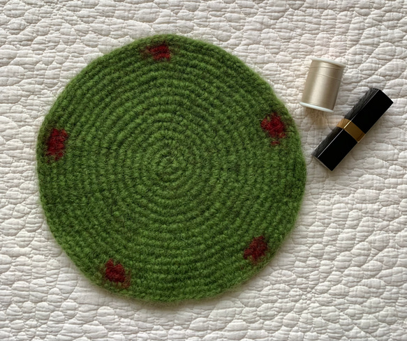 エストニアの無撚毛糸で作った小さな敷き物・コースター　グリーンドット 1枚目の画像