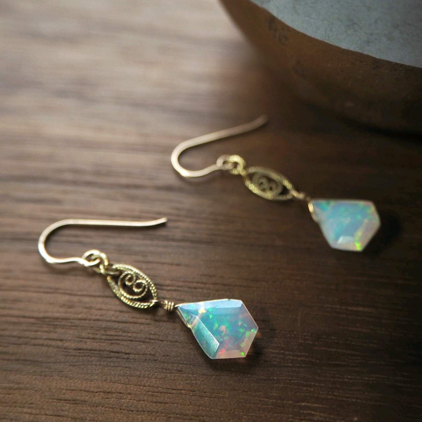 14Kgf×オパールのランダムファセットピアス