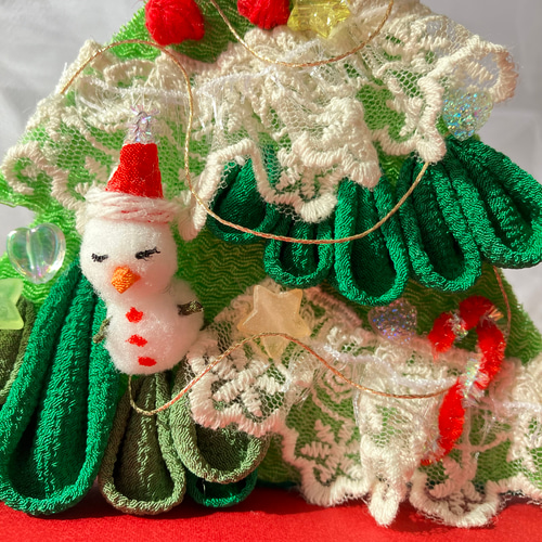 クリスマスツリー オーナメントを飾るうさぎ つまみ細工