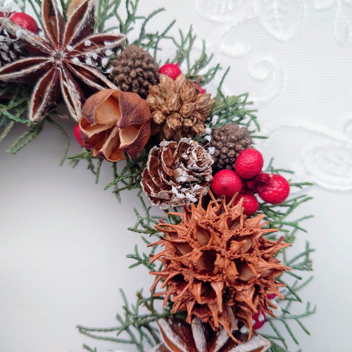 期間限定販売の一点もの！】赤い実が映える！木の実のクリスマスリース