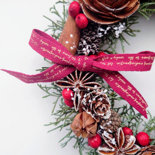 期間限定販売の一点もの！】赤い実が映える！木の実のクリスマスリース