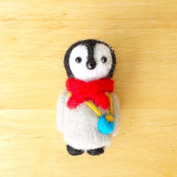 ペンギンのお出かけブローチ　羊毛 2枚目の画像