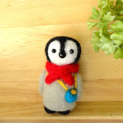 ペンギンのお出かけブローチ　羊毛 1枚目の画像
