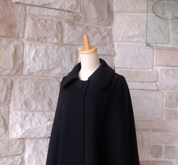 【優雅披風大衣】優質黑色簡約披風，蓬鬆羊毛，安哥拉羊毛 第3張的照片