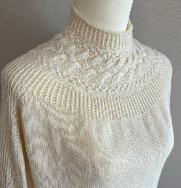 暖かさと高級感が魅力の手編み長袖セーター（白）S-M size 1枚目の画像