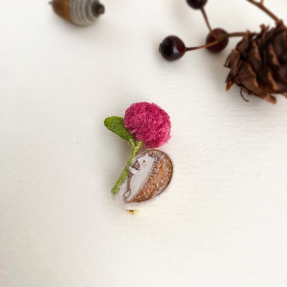 お花どうぞ♡ハリネズミと牡丹色のぽんぽんのお花（Ｎｏ.20）☆絵本の世界のブローチ 3枚目の画像