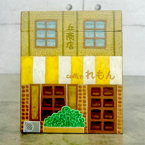 昔懐かしい重厚感のある喫茶店（看板建築）の絵を描いた木箱です。誕生